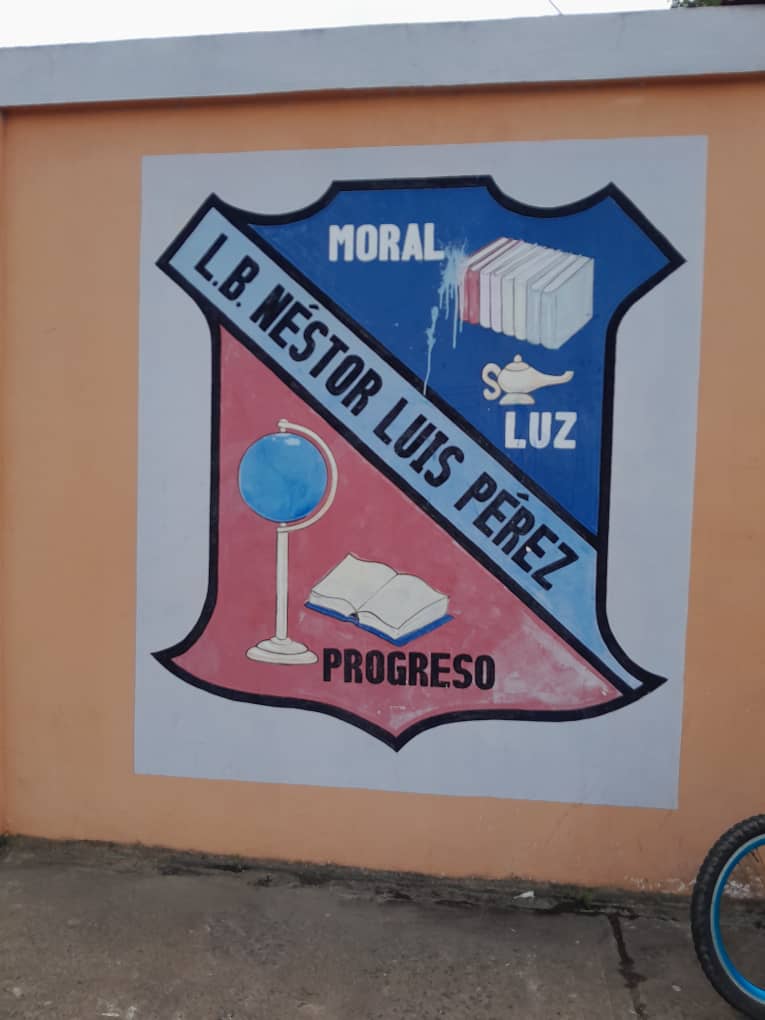 Productores y Productoras textiles comunales entregaron este viernes 546 kits a jóvenes del Liceo Néstor Luis Pérez, ubicado en el municipio Tucupita de Delta Amacuro. Hecho en Comuna, la marca que abriga a los hijos del pueblo 

#ComunaONada