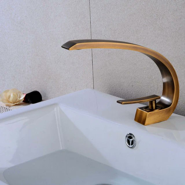 Tap with curvature. 💦

#fillthevoid #therighttime #SATapGallery #tap #photo #taps #PHOTOS #design #tapdesigns #shapes #water #FridayVibes  #FridayMood  #FridayFeeling #browse #feastyoureyes #gallery #gold