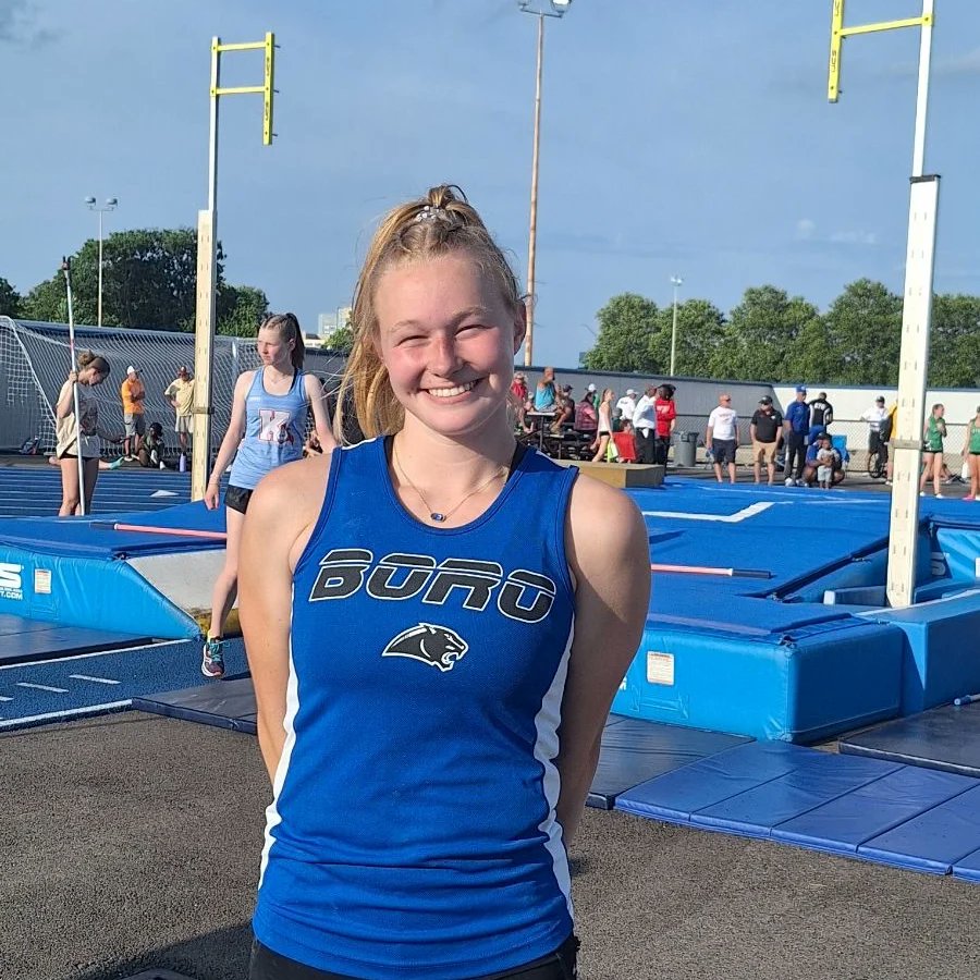 🚨🚨 Izabella Oliver is heading to State 🚨 🚨 
Congratulations Izabella!! She placed 2nd in Pole Vault at Regionals.