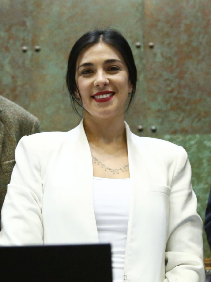 FloresXimena's tweet photo. Pregunta “freak”: será tendencia 2024/2025 el outfit del moño que le vemos a @MacaRipa y @KarolCariola …? https://t.co/Qpqp86lT4I