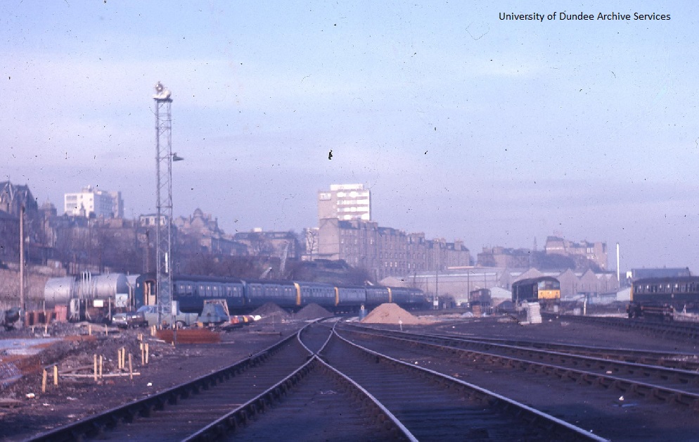 A #Dundee railway scene from c early 1970s. You can spot @dundeeuni Tower Building in the background #Archives #DundeeUniCulture