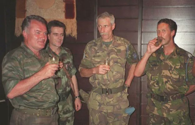 psychologynudge's tweet image. Eentje die zich niet na 6 dagen over geeft en met de vijand aan het chitchatten is en de burgerbevolking dehumaniseert. Maar eentje met nationale trots en militaire eer. Wel eens van gehoord, eer? #Dutchbat #Screbrenica