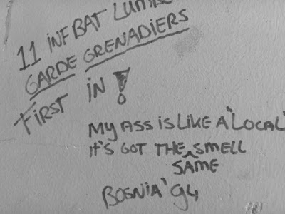 psychologynudge's tweet image. Eentje die zich niet na 6 dagen over geeft en met de vijand aan het chitchatten is en de burgerbevolking dehumaniseert. Maar eentje met nationale trots en militaire eer. Wel eens van gehoord, eer? #Dutchbat #Screbrenica