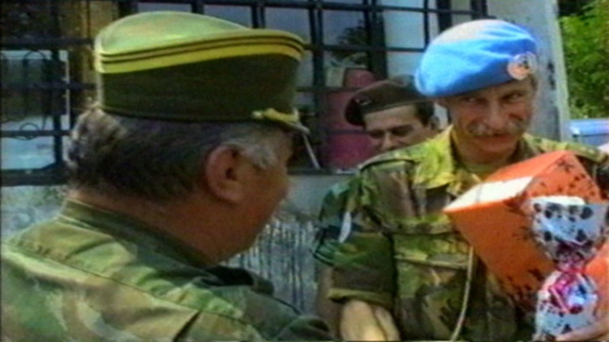 psychologynudge's tweet image. Eentje die zich niet na 6 dagen over geeft en met de vijand aan het chitchatten is en de burgerbevolking dehumaniseert. Maar eentje met nationale trots en militaire eer. Wel eens van gehoord, eer? #Dutchbat #Screbrenica