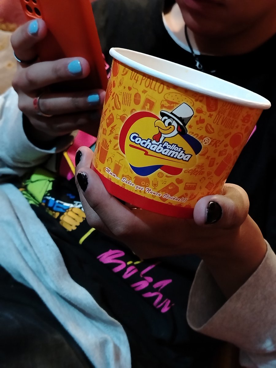 SalsitadeAaron's tweet photo. Papas comiendo papas de @PolloFritoso en realidad de pollos Cochabamba pero Twitter xd
#Salsideldía #MiFotoBang #papas #comefit https://t.co/ej6wNgtXUw