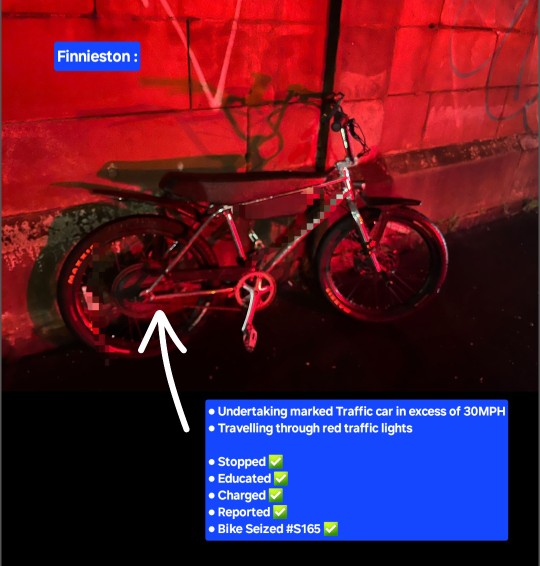 The rider of this electric motorcycle (not an E Bike) didn't do himself any favours by keeping a low profile last night: 

🔴 Undertaking a #GlasgowRP car
🔴 Contravening red traffic lights

It only ended one way. Remember our simple advice #DontRiskIt

⬇️ Details Below⬇️ 

#S165