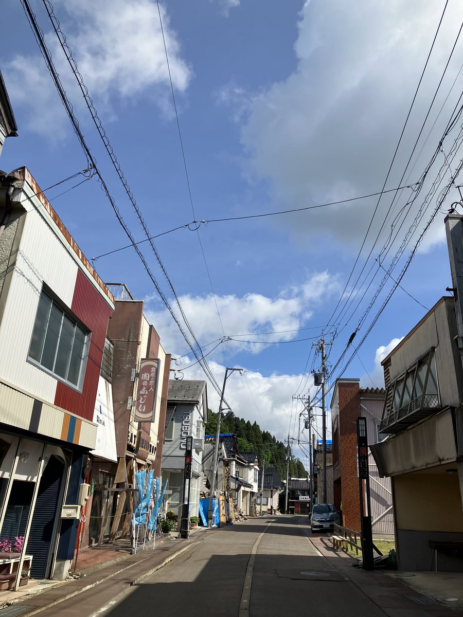 bookcafeiroha's tweet photo. 季刊誌「能登」最新号、入荷しております。
世界一美しい半島へ！ #いろは書店 #能登半島 #珠洲市 https://t.co/JNiKr0FkDL