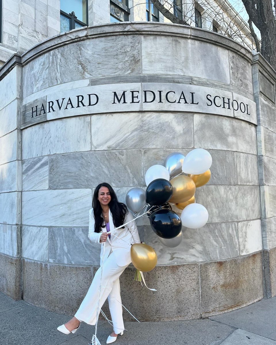 sarainthelab's tweet image. Finally did the thing and got that PhD 🥺🥳 🙏🏽 So grateful for my PI, amazing support system in lab, and my family!!! 💗