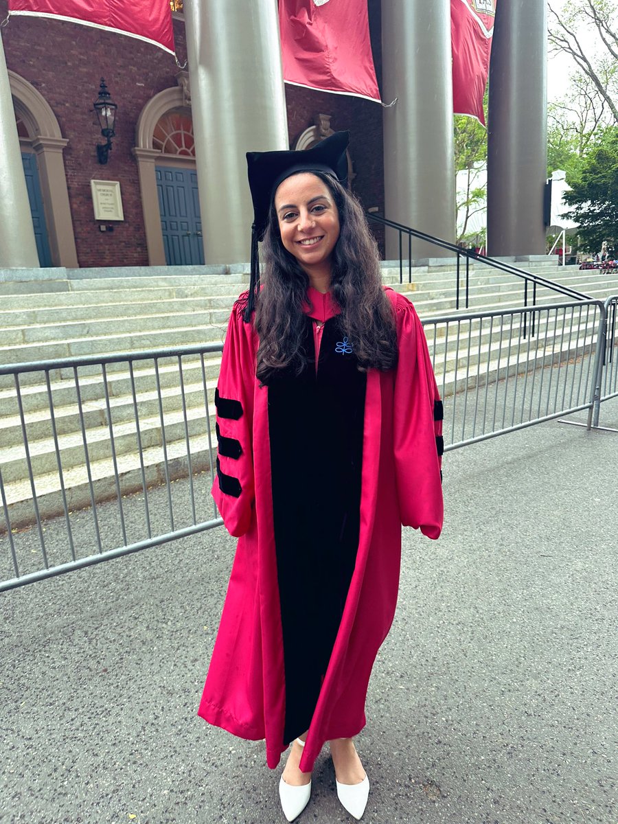 sarainthelab's tweet image. Finally did the thing and got that PhD 🥺🥳 🙏🏽 So grateful for my PI, amazing support system in lab, and my family!!! 💗