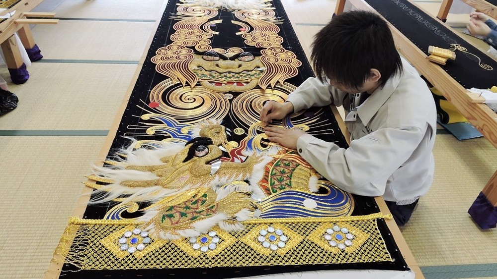 Masks, costumes, and dance create the myth and magic of Iwami Kagura, a traditional performing art in #Shimane Prefecture! Mask coloring and washi paper-making workshops highlight the industries and techniques bringing it to life. iwamikagura.jp #RegionalRevitalization