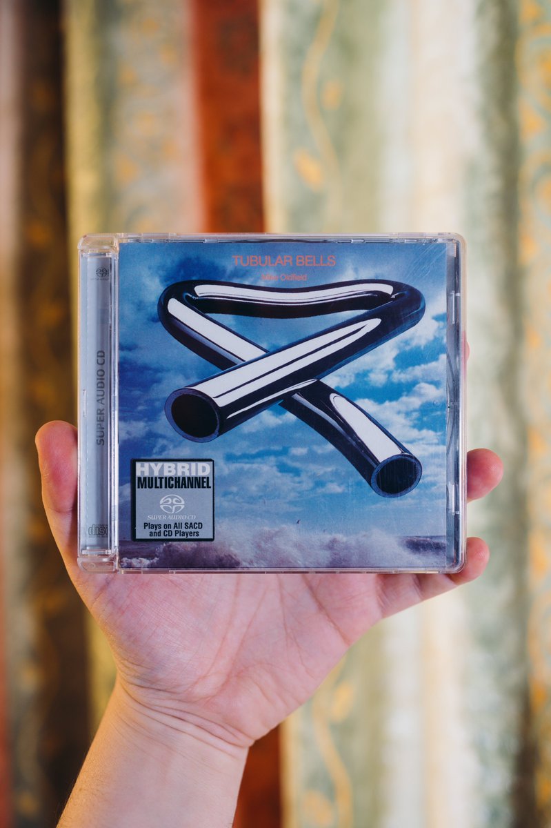 El álbum instrumental más vendido de todos los tiempos cumple hoy cincuenta y un años: «Tubular Bells» de Mike Oldfield. El álbum que lo cambió todo... y una de sus varias obras maestras. Gracias, Mike. ❤️