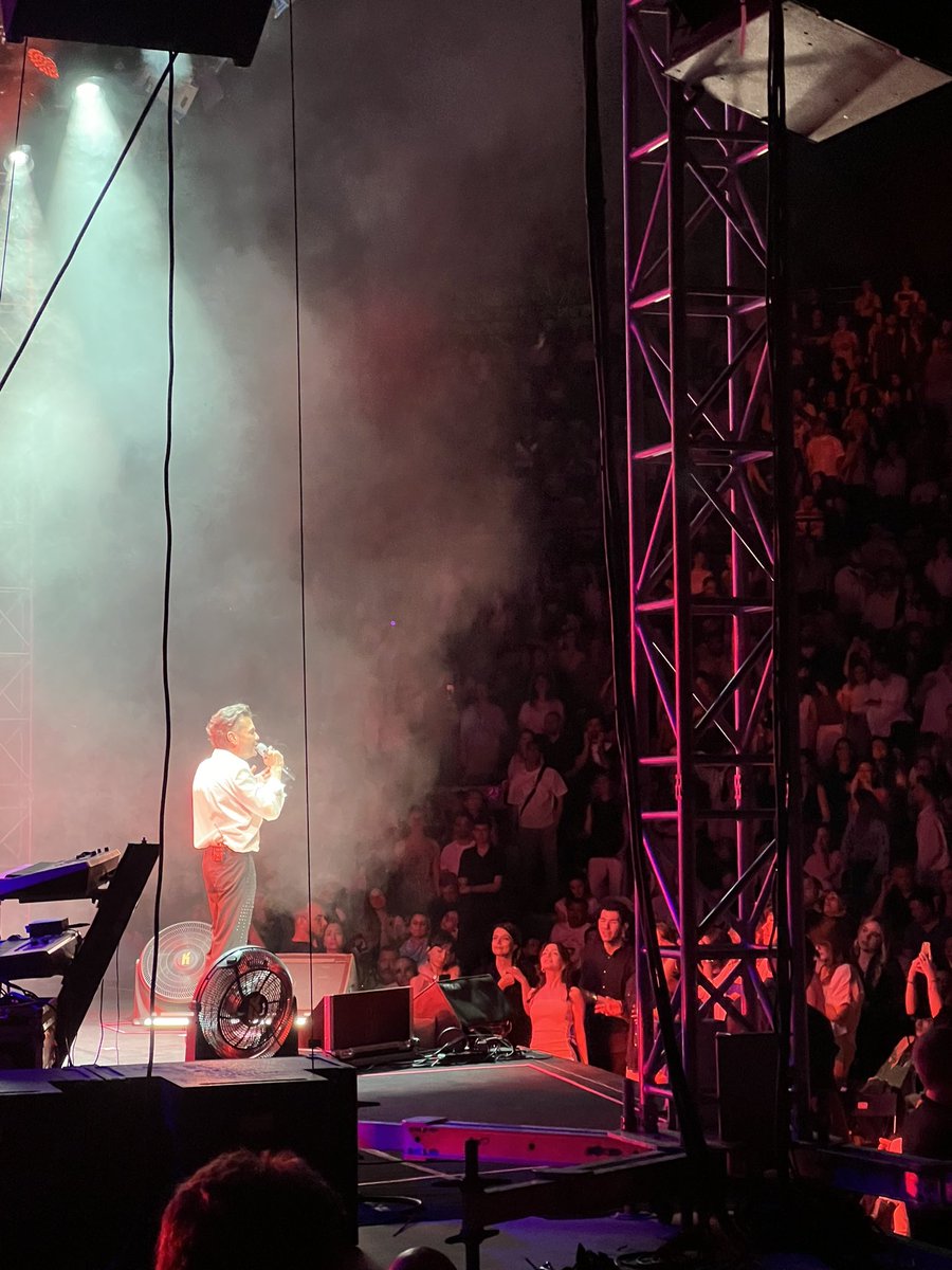 simgesezer's tweet photo. İstanbul konserlerine denk gelemeyince İzmir’dekine gelen ben https://t.co/19YigaVfHT