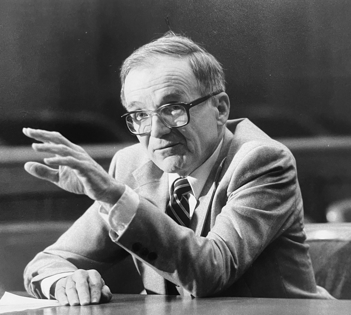 OneHandley tweet media