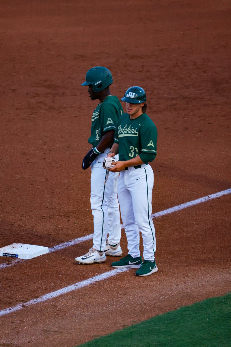 T3 | UCA 3 JAX 1 Jaden Bastian gets the ‘Phins on the board after he picks up a RBI with a single🤟 📺: ESPN+ (es.pn/4bmVrs5) 📊: bit.ly/4bQdrLf 📻: bit.ly/4bN14j6 #JUPhinsUp🐬