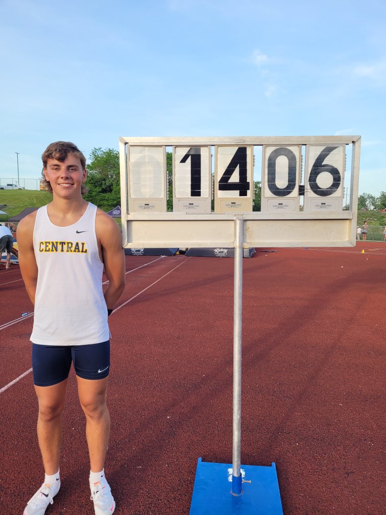 💪🏽💥💥All Oakland County🔥💥💪🏽
                       <a href="/rayweath17/">Raymond Weatherington</a> 
        🥇 Champion Pole Vault
                               14-6