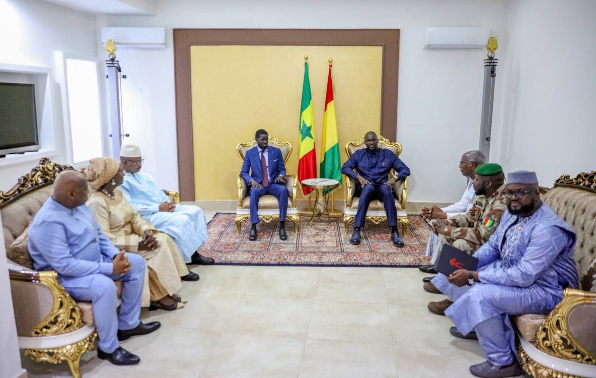À son arrivée à l'aéroport de Conakry, le @PR_Diomaye a été accueilli avec les honneurs par S.E. GI. Mamadi Doumbouya, Président de la République de Guinée. Ce déplacement s'inscrit dans le cadre de la consolidation des excellentes relations d’amitié fraternelle entre le 🇸🇳&🇬🇳.
