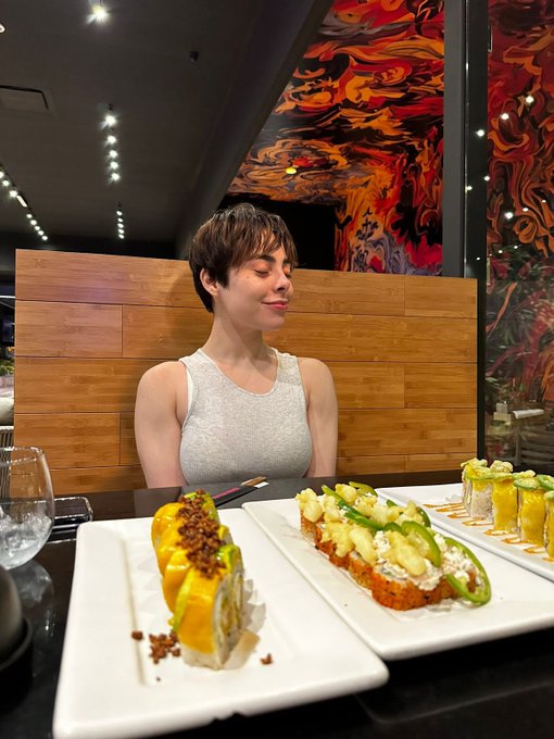1 pic. POV un sushi con tu mamada de confianza https://t.co/31XMlVCZrU