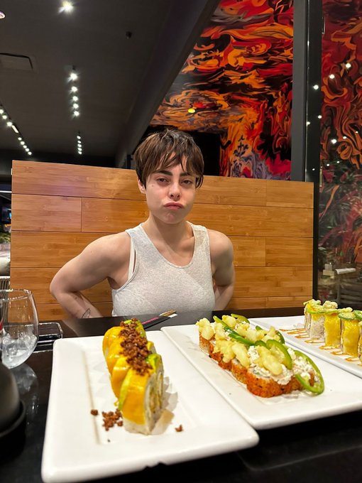 2 pic. POV un sushi con tu mamada de confianza https://t.co/31XMlVCZrU