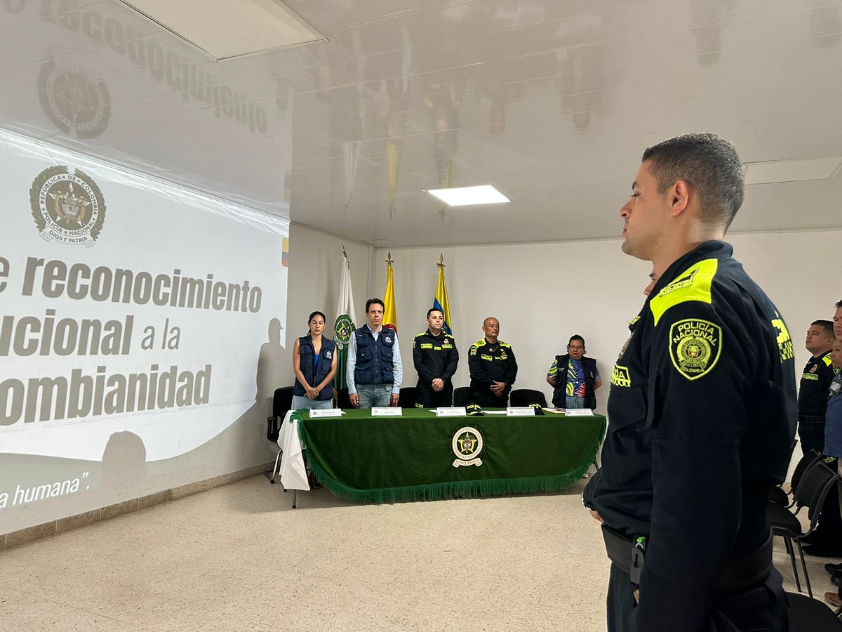 Con presencia de la #DelegadaSalud y Regional #Guainía clausuramos el curso de #DDHH en el marco del proyecto de transformación institucional de la @PoliciaNacional, donde se graduaron 50 integrantes de la institución.