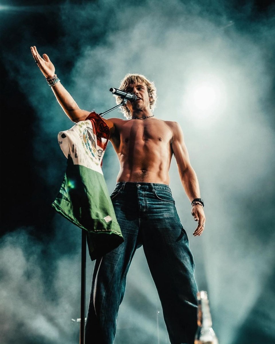 .<a href="/RossLynch/">Ross Lynch</a> on stage in Mexico City - May 10 🇲🇽

📸: williamwark on Instagram