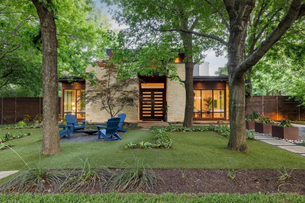 sqmodern26's tweet photo. #featurefriday Meticulously Crafted Mid Century-Inspired Modern 

listed by Tara Durham | Douglas Elliman Real Estate

details >> https://t.co/W1hlq4wJ6X

#moderndallas #dallasmodern https://t.co/zBX4PFuWY2