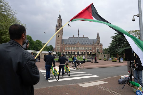 فلسطین میں اسرائیل کی جانب سے انسانی حقوق کی خلاف ورزیوں اور مسلمانوں کی نسل کشی روکنے کے لیے عالمی عدالت انصاف کے فیصلے کا خیر مقدم کرتے ہیں۔ مسلمانوں کے قتل عام پر اسرائیل کو جوابدہ ہونا چاہیے۔
#WeStandWithPalestine #PalestineLifeMatter