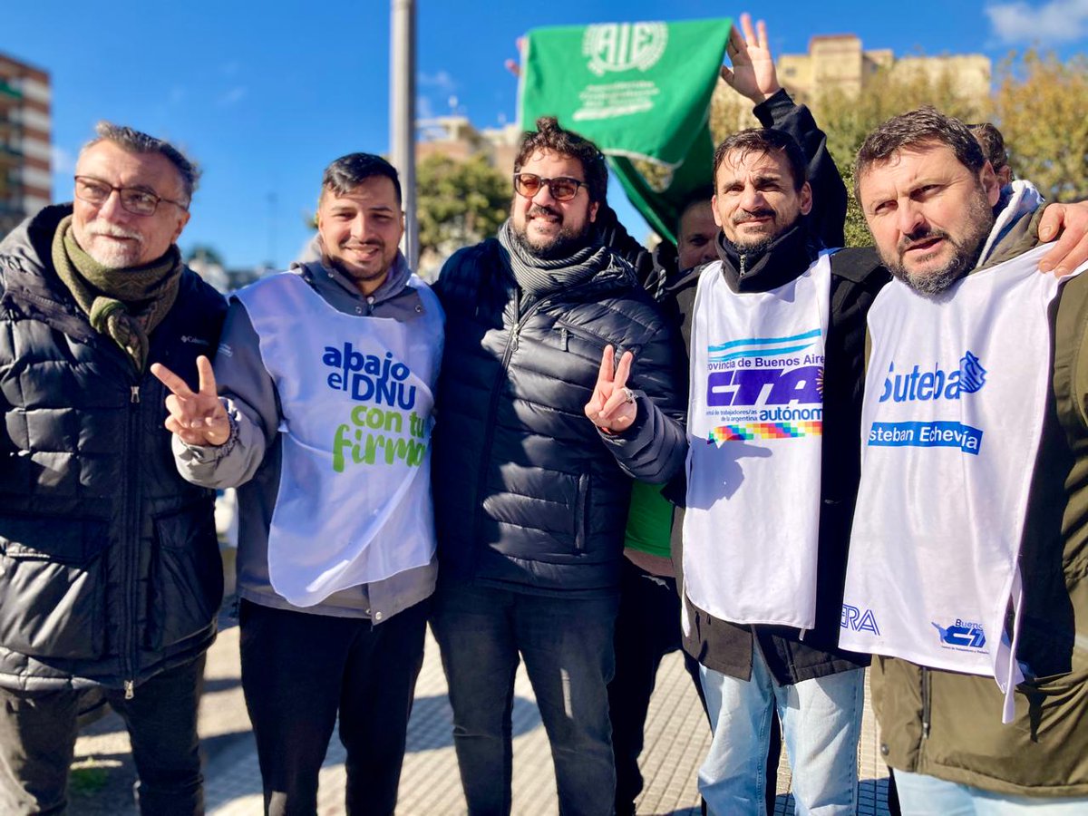 En UNIDAD junto a la <a href="/CTAAutonoma/">CTA Autónoma</a> , la <a href="/CTAok/">CTA-T</a> , la <a href="/UTEPoficial/">UTEP</a>  Regional, realizamos una Jornada de Lucha llevando la Campaña #AbajoElDNU de 1Millon de firmas, en Monte Grande, dónde cientos de vecinos se acercaron a firmar y rechazar la Ley Bases.
<a href="/colodeisasi/">Oscar Colo de Isasi</a> <a href="/CachorroGodoy/">Hugo Cachorro Godoy</a>