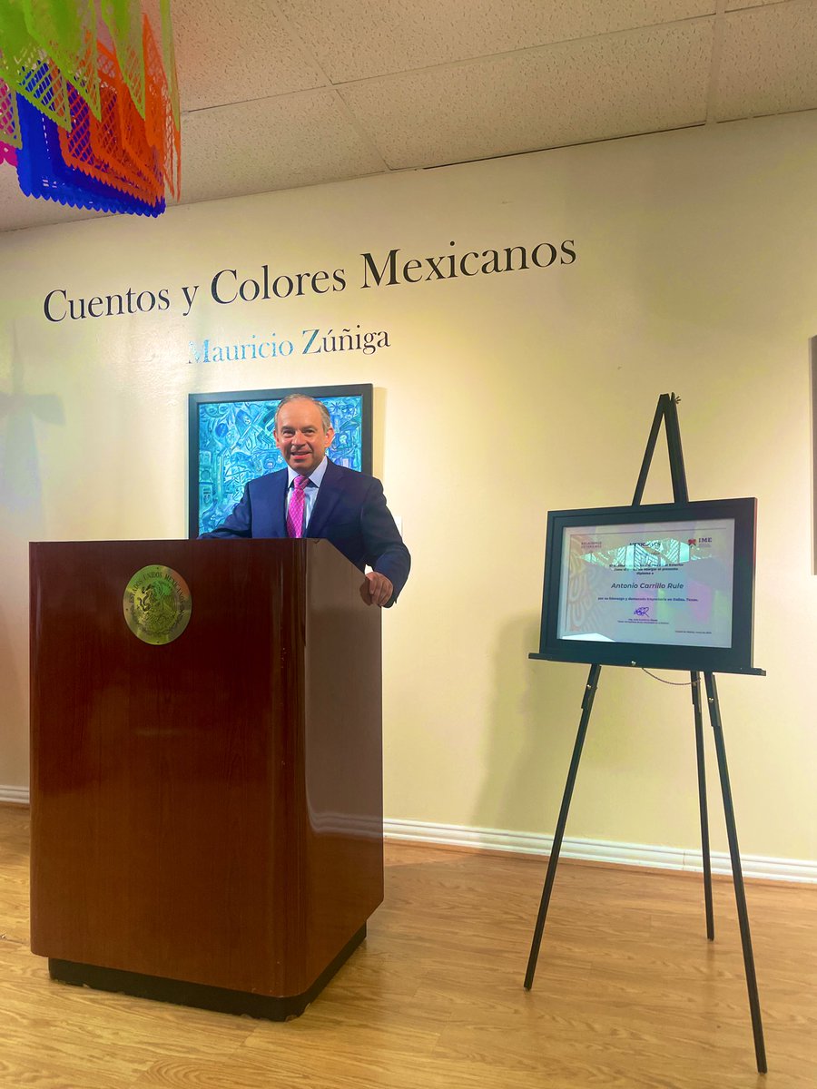 fdelatg's tweet photo. Privilegio entregar esta tarde el reconocimiento Mexicanos Distinguidos @IME_SRE a Antonio Carrillo, único mexicano que ha dirigido empresas públicas en 🇲🇽 y 🇺🇸. Detectó, además, subasta de carta autógrafa del presidente Juárez en 🇺🇸 y la reintegró (rematrió) a nuestro 🇲🇽. https://t.co/EtJKqUokSC