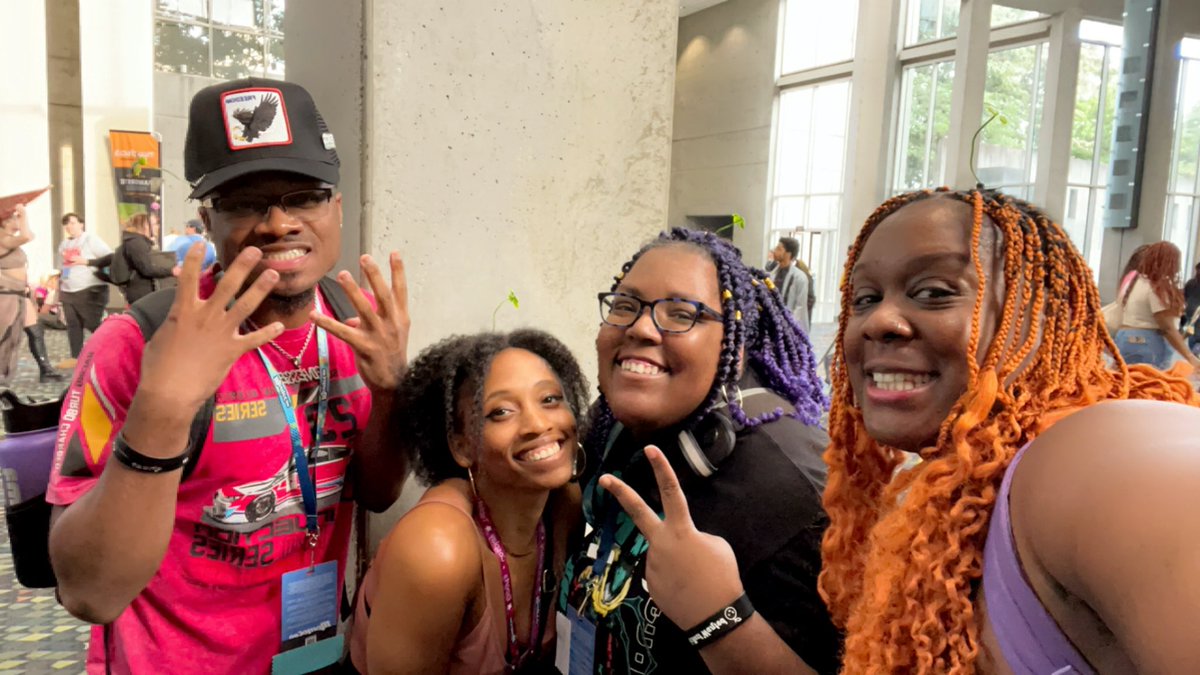 simpleenix's tweet photo. CREWWWWW 😁😁 #MomoCon #BigCreatxrAtMomoCon #BigCreatxr 

@FinesseMadeIt @PurplePixxel @ChixandGiggles 🫶🏾💖 https://t.co/br6HqEaBSE