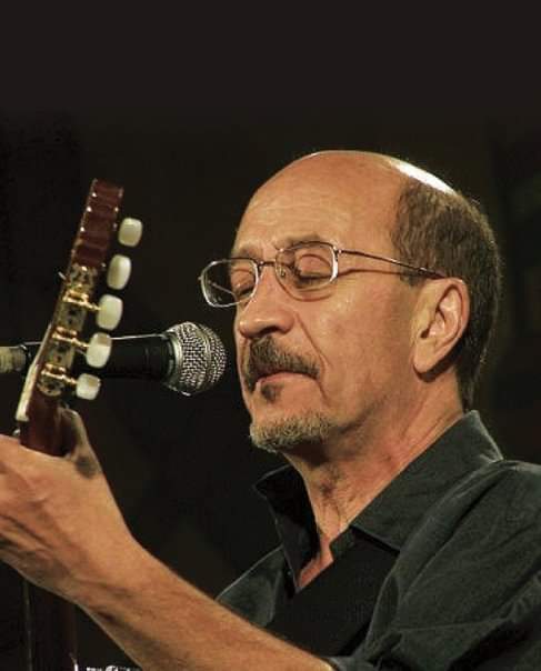 Julio Lacarra acompañado en piano por Leo Bernstein,  en La Confiteria Las Violetas. Jueves 6 y 13 de junio, 21 hs. Entrada gratuita. Reservas:  4958.7387.