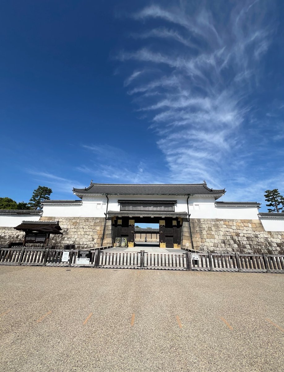 Hello Kyoto 🇯🇵! I am visiting my parents. I just walked around Nijo Castle in this morning. One round is just about 20 minutes walk so it’s perfect walking distance. I went around 二条城 two times. They are doing pretty good🙏❤️🙏 #kyoto #japan #myparents #nijocastle #kyotojapan