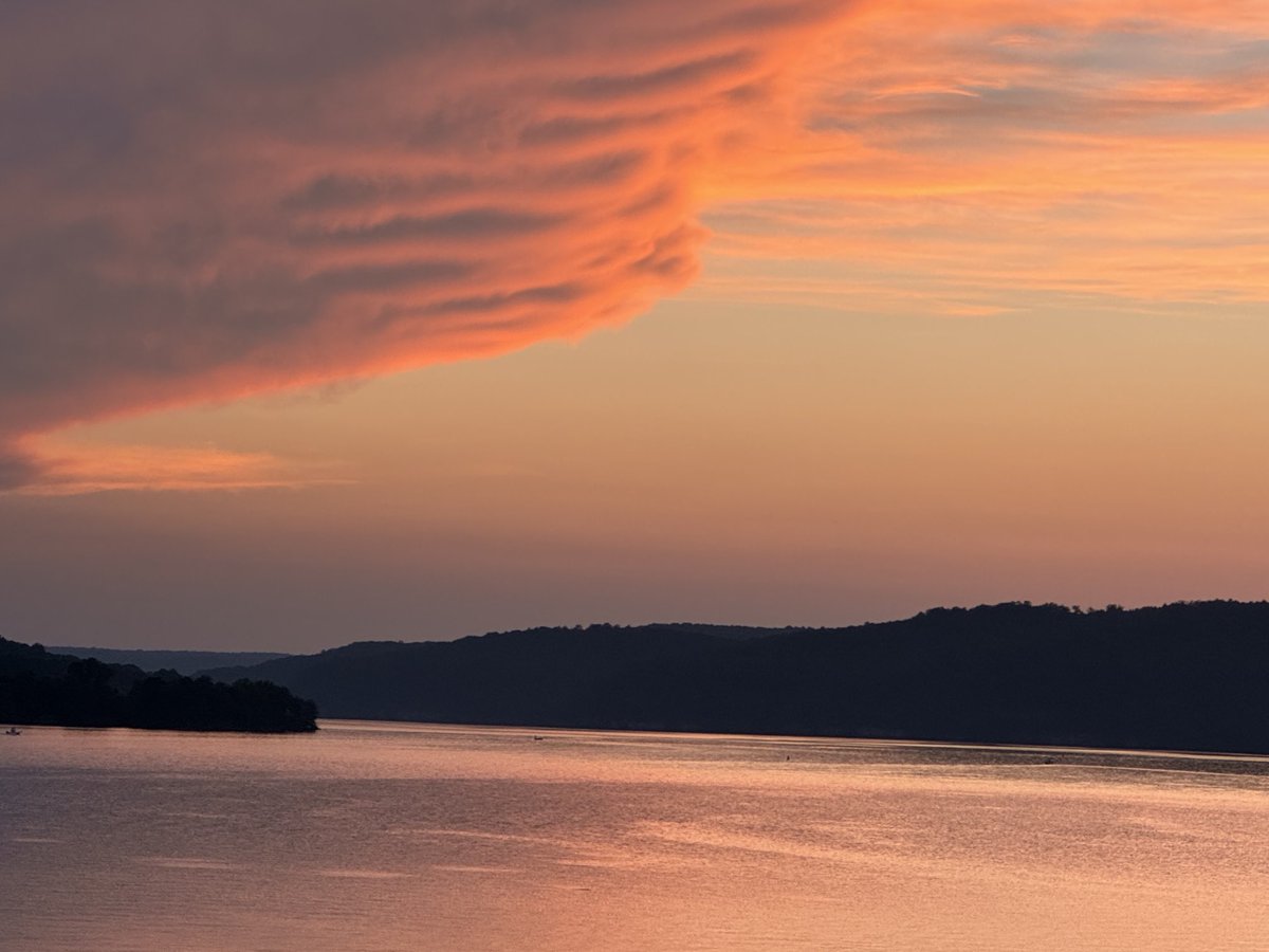 A beautiful start to the weekend #LakeGuntersville