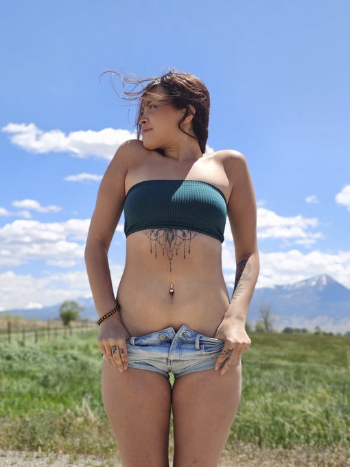 Should I pull them down lower? https://t.co/J3Iha362Tw