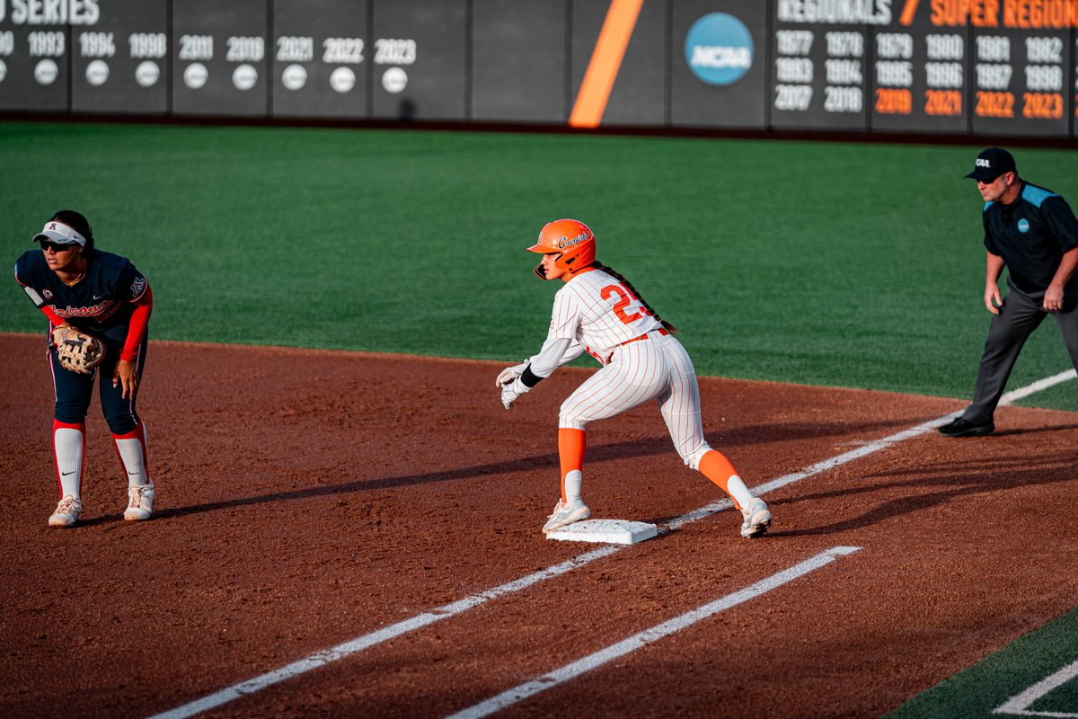 Cowgirls tack on a couple more in the fourth thanks to a SAC fly from @megbloodworth and a bases-loaded walk 📈 Back to the circle needing just 𝐭𝐡𝐫𝐞𝐞 𝐦𝐨𝐫𝐞 𝐨𝐮𝐭𝐬. #GoPokes | #REP