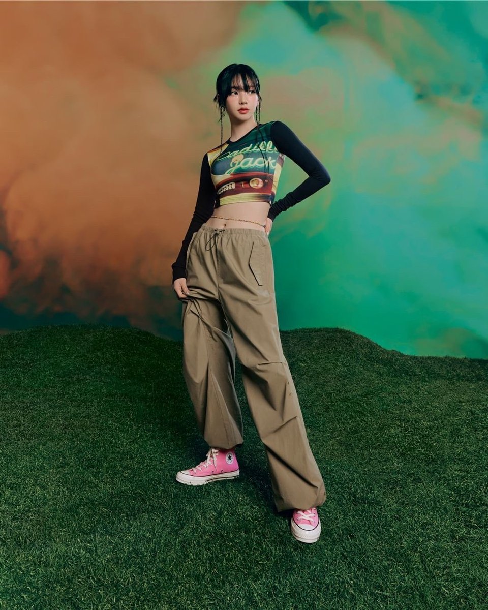 With her pink Converse and captivating charm, she strikes a pose that’s both bold and beautiful. Every step she takes leaves a trail of enchantment and style. 🌸