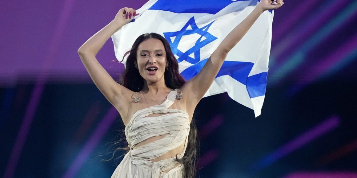 Deux semaines après la finale de l'#Eurovision, le chef de la délégation israélienne révèle dans une interview à Ynet ce qui s'est passé en coulisses : 

- La délégation n'avait pas le droit de sortir de l'hôtel

- Chaque membre de la délégation avait sur lui un signal GPS type