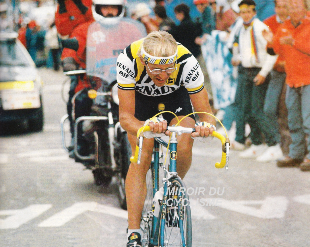 Laurent Fignon réalise l'exploit dans la grande étape des Dolimites du Giro d'Italia 1984 (Selva di Val Gardena > Arraba) et s'envole vers la victoire. Il reprend 2' 19' à Francesco Moser et s'empare du maillot rose. Moser désormais 2ème du CG @ 1' 31' 📸 MC #LaurentFignon