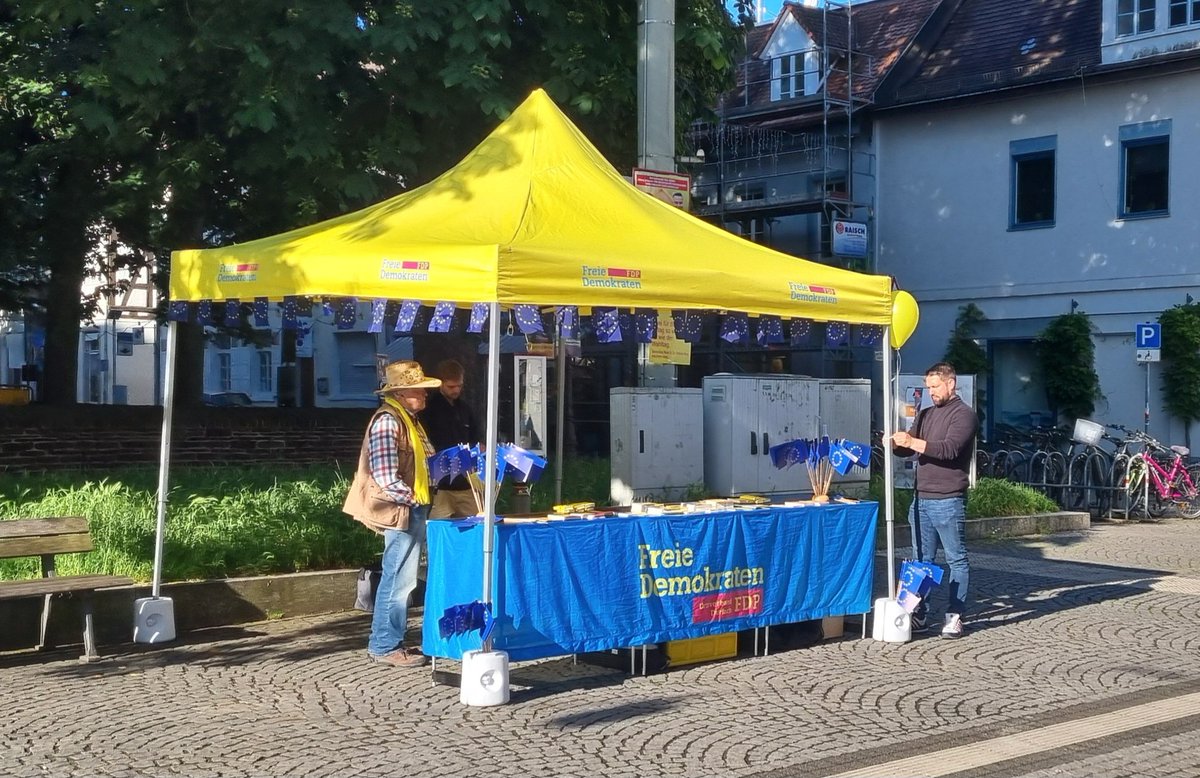 Von 8 bis 16 Uhr jeden Samstag bis zur Wahl wollen wir vor der Karlsburg für eine liberalere Gestaltung #Durlach​s und Europas werben.