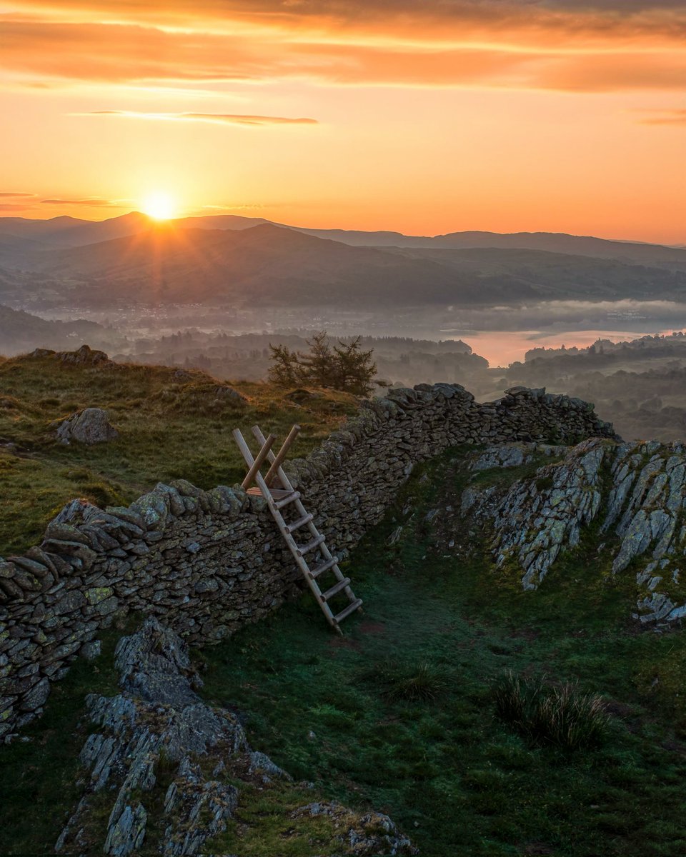 Morning everyone hope you are well. Sunrise breaking over Wansfell Pike and Windermere towards Black Crag. It's hard to capture the feeling of being there at that moment, but hopefully, I've made a reasonable effort. Have a great day. #LakeDistrict @keswickbootco