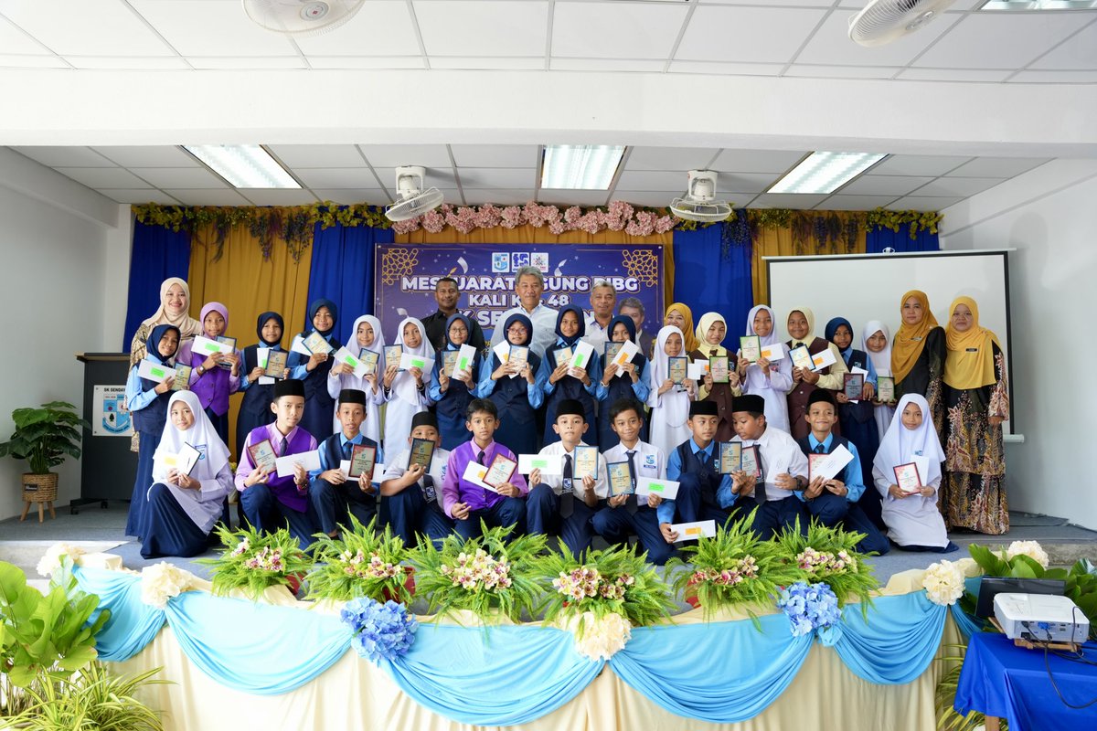 tokmatn9's tweet photo. Pagi tadi di majlis merasmikan Mesyuarat Agung PIBG Ke-48 SK Sendayan dan Anugerah Kecemerlangan UPKK Tahun 2023/2024 kepada pelajar yang berjaya mendapat keputusan cemerlang.
#BuktiBukanSekadarJanji
#ParlimenRembau
#Rembau
#TeamTokMat https://t.co/xFHcabPHb4