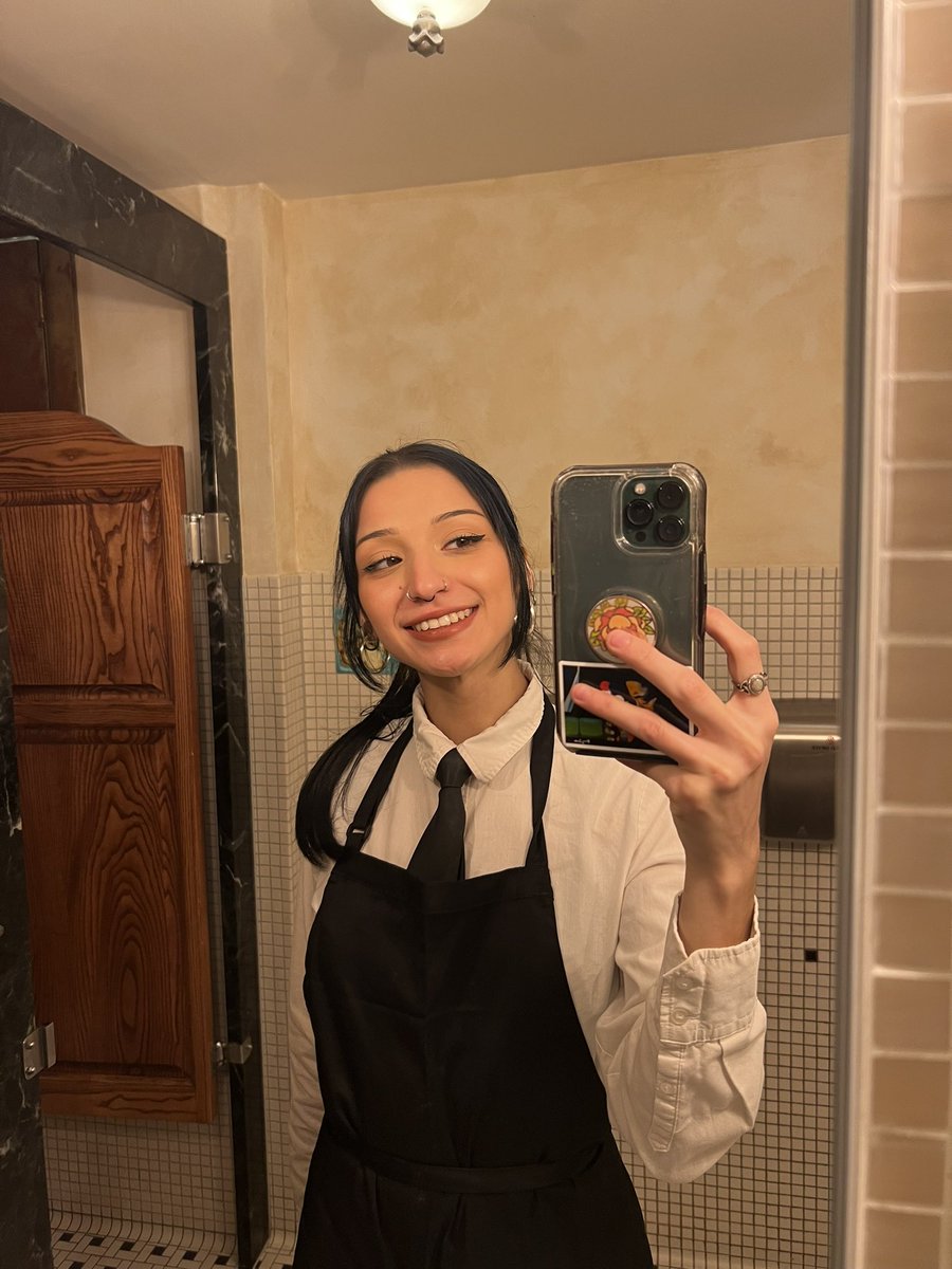 yoolEsuh's tweet photo. Been serving looks, food, and now drinks 💕🥃 https://t.co/cEfT9ncXjj