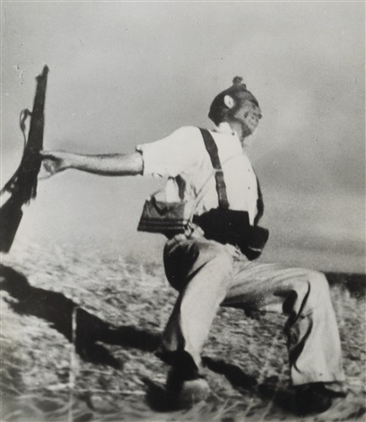 Il #25maggio 1954 moriva Endre Erno Friedmann cioè #RobertCapa (da Frank Capra). Voleva essere scrittore poi divenne il più grande fotoreporter: la sua fu una vita spericolata, fatta di donne, grandi bevute ed attrazione fatale per il pericolo. Morì su una mina in Indocina.