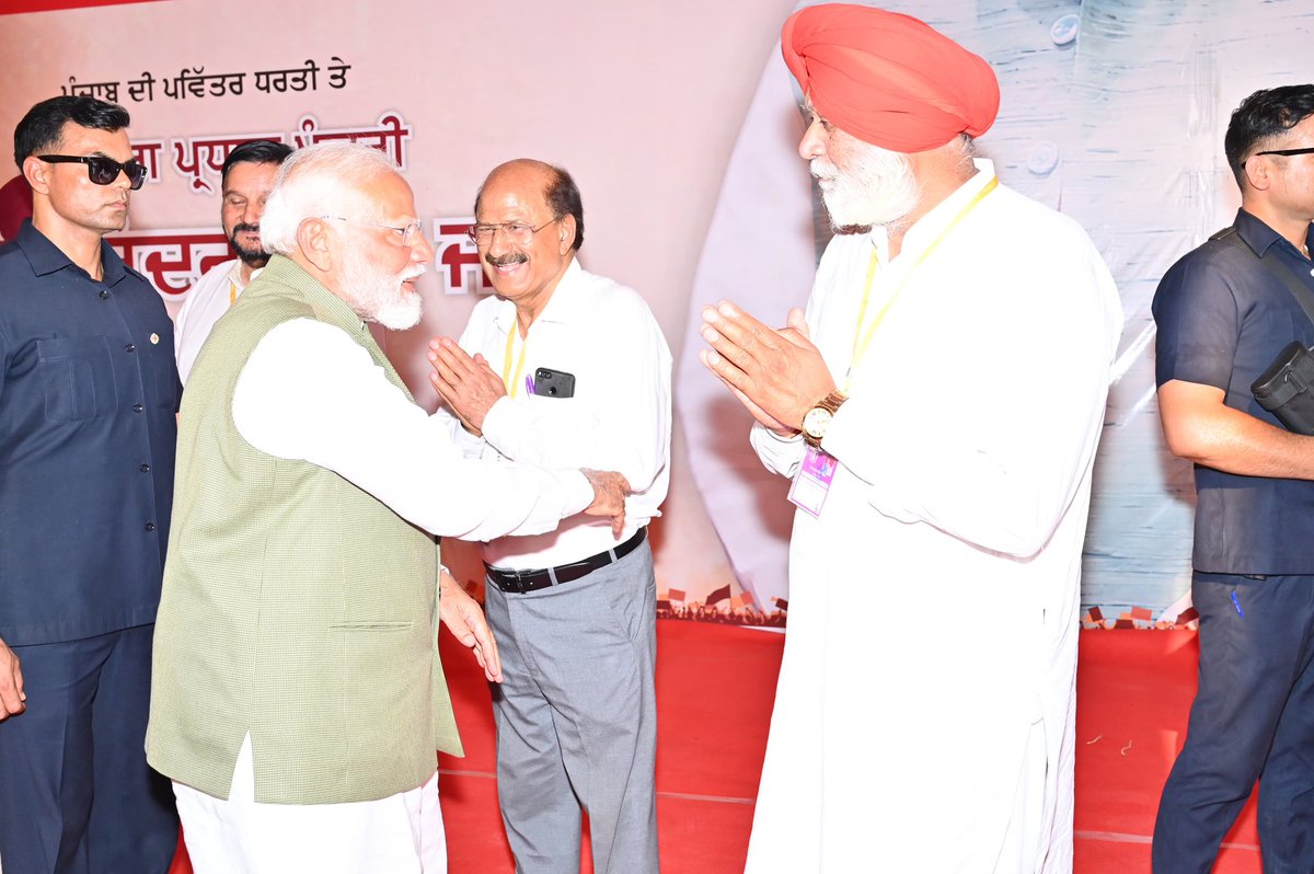 BSLaddiOfficial's tweet photo. ਗੁਰਦਾਸਪੁਰ ਭਾਰਤੀਯ ਜਨਤਾ ਪਾਰਟੀ ਦੀ ਰੈਲੀ ਦੌਰਾਨ ਦੇਸ਼ ਪ੍ਰਧਾਨ ਮੰਤਰੀ ਸ਼੍ਰੀ ਨਰਿੰਦਰ ਮੋਦੀ ਜੀ ਦਾ ਸਵਾਗਤ ਕੀਤਾ ਉਹਨਾਂ ਵਲੋਂ ਬੁਹਤ ਸਾਰਾ ਪਿਆਰ ਮਿਲਿਆ ਅਤੇ ਪਾਰਟੀ ਦੀਆ ਨੀਤੀਆਂ ਤੇ ਵਿਚਾਰ ਵਟਾਂਦਰਾ ਕੀਤਾ। 
@narendramodi https://t.co/tnEtkun4F6