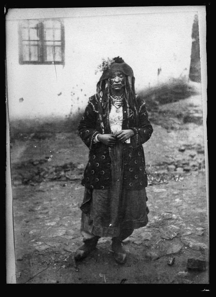 این عکسی که میبینین از یه عروس ۱۶ ساله‌ اهل vranje در اوایل ۱۹۰۰ از جنوب صربستانه. شاید با زوم کردن روی دستاش بفهمین ۱۶ سالشه چون صورتش به نظر پیر و چروکیده است. این منطقه در اشغال عثمانی بوده و فرهنگ عثمانیان در پوشاندن زنها سالهای سال بر اونها حاکم بوده تا حدی که وقتی
