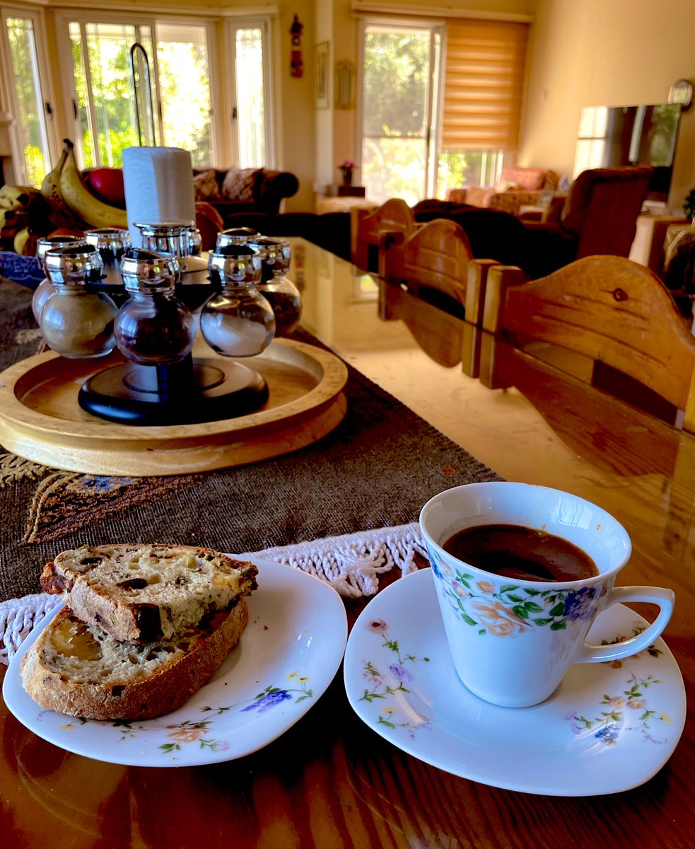 TulinBerova's tweet photo. #Kahve ve #hellimli
#zeytinli ekmek sabah kahvaltısında muhteşem ikili! https://t.co/TpyKvgzxcz