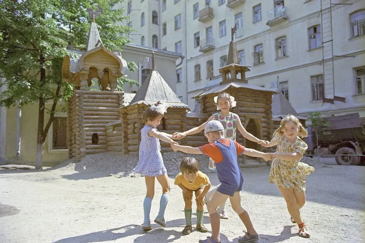 Ер нь бол нийтийн сүлжээнд өдөр бүр хардаг болсон хандив өгөөч гэх олон зар бол чухамдаа АРДЧИЛАЛ гэгч бузар зүйлийг мөнхөд дагаж явдаг ДАГАВАР зулбасга юм шүү дээ. Ардчилал гэгч хоггүй байхад СССР, Монголын ард түмэн төлбөргүй анагаах ухаантай бсан юм. Аз жаргалтай байсан юм.