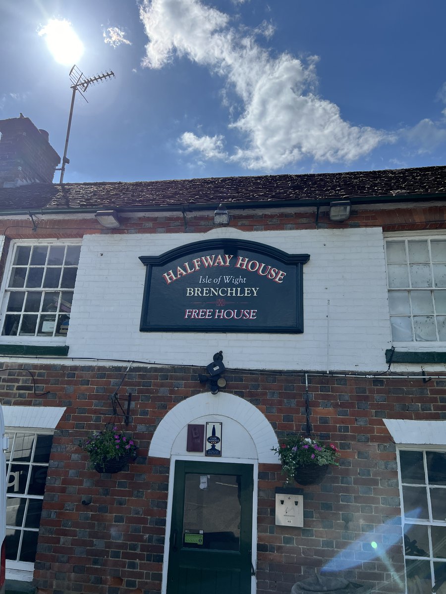 KnockoutPrint's tweet image. Completed just in time for this weekend's cider and beer festival @thehalfwayhousebrenchley. #knockoutsigns completed the refurb of the original pub sign, ten coats of paint and some new vinyl lettering. 21st century refurb but maintaining its original charm.