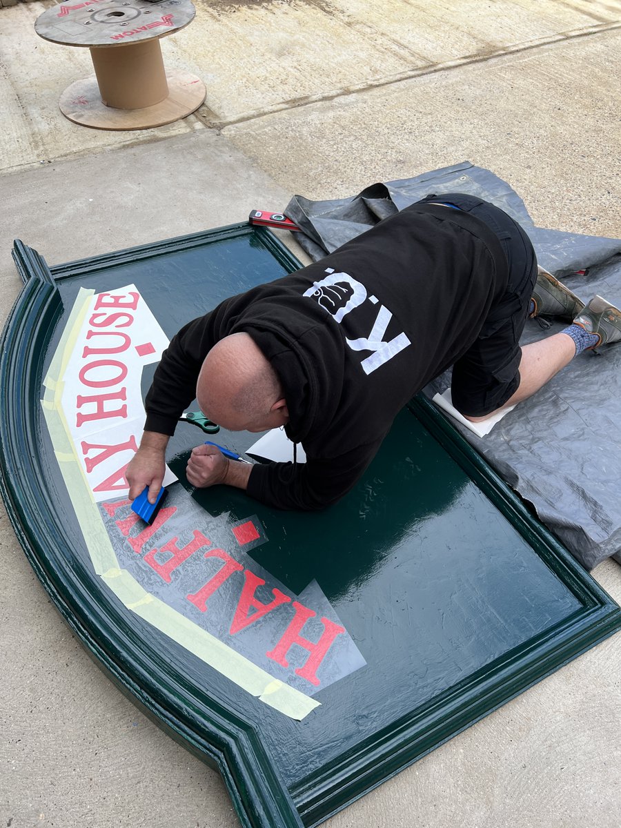 KnockoutPrint's tweet image. Completed just in time for this weekend's cider and beer festival @thehalfwayhousebrenchley. #knockoutsigns completed the refurb of the original pub sign, ten coats of paint and some new vinyl lettering. 21st century refurb but maintaining its original charm.