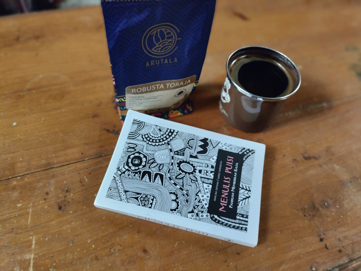 HariTriyatmo's tweet photo. Bertemunya Robusta Toraja Arutala @arutala.online.co dengan buku Menulis Puisi dari Galeri Buku @galeribuku_jkt dalam satu meja menjadi sahabatku di akhir pekan ini.
.
#bookreader #booklover #kutubuku #pembacabuku #pecintabuku #perpustakaanpribadiku #literasi #temanbaca #bookworm https://t.co/rCHFrK3wqR