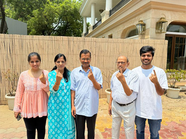 Delhi CM Kejriwal and his family cast their vote, appeals for vote against dictatorial thinking

Read @ANI Story | aninews.in/news/national/…
#ArvindKejriwal #LokSabhaElections2024